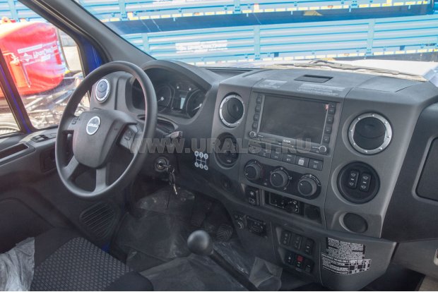 Приборная панель в кабине водителя 