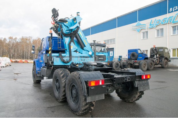 Седельный тягач Урал NEXT с краном-манипулятором(управление на колонне)