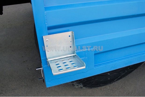 Ступенька для подъема на бортовую платформу