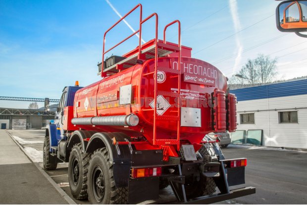 Лестница на площадку обслуживания цистерны