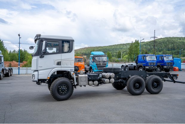 Шасси SHACMAN SX32586V385 6х6, база 4575мм шины 14R20