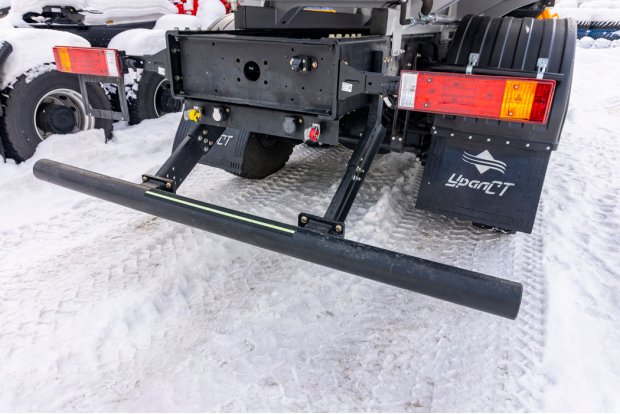 Заднее защитное устройство