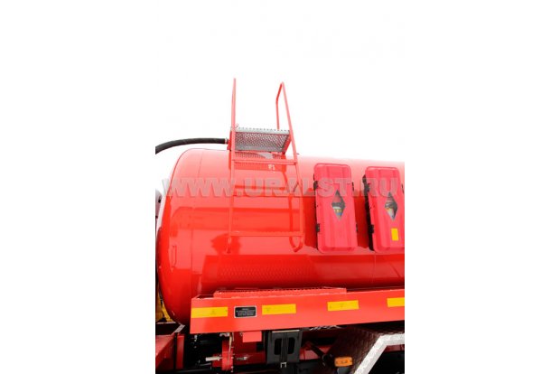 Лестница для обслуживания заливной горловины цистерны