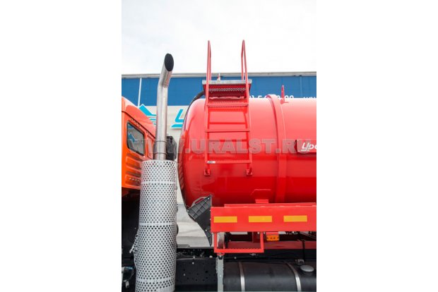 Лестница для обслуживания горловины цистерны