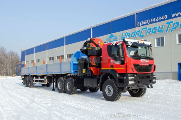 Седельный тягач IVECO-AMT с КМУ Palfinger PK-40002D и бортовым полуприцепом УСТ-94651