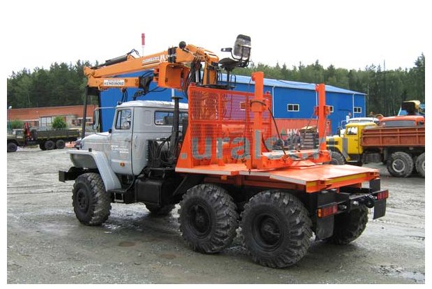 Лесовозный тягач с манипулятором СФ-65С