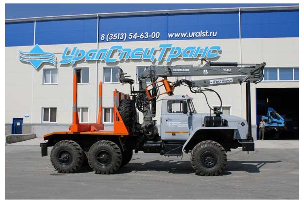 Лесовозный Урал с гидроманипулятором