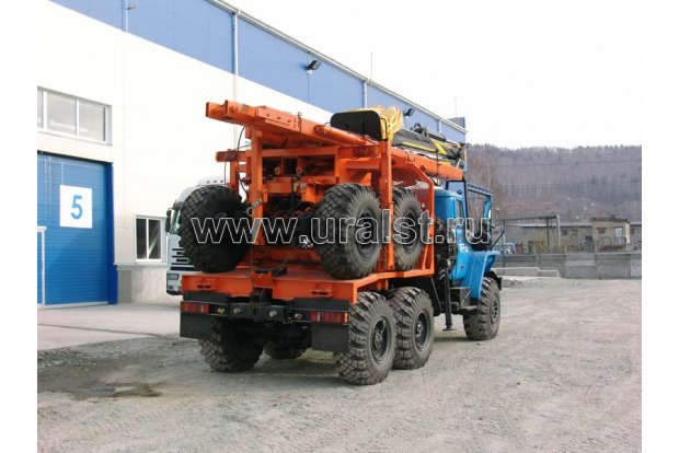 Автопоезд лесовозный с манипулятором