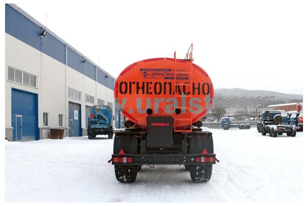 Полуприцеп-цистерна нефтевоз