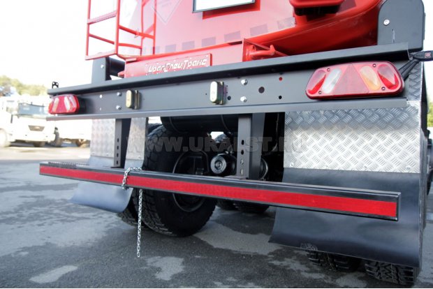 Противоподкатный брус прицепа