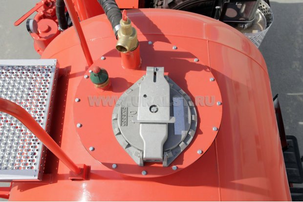 Заливная горловина цистерны