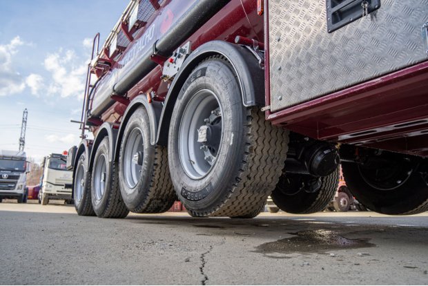 Две подъемные оси полуприцепа