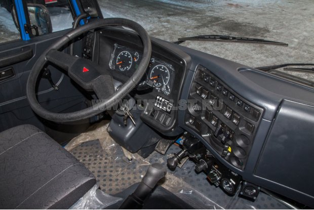 Приборная панель в кабине водителя