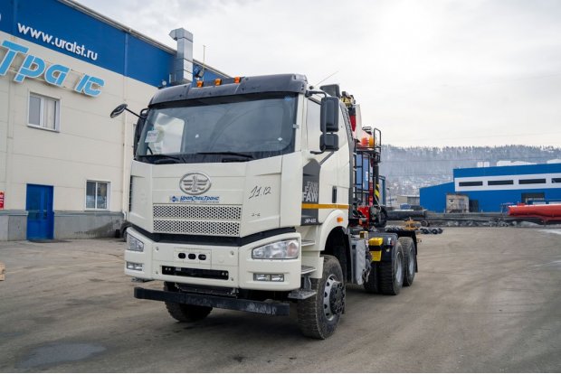 Седельный тягач УСТ 5453 FAW 3250 (6х6) с КМУ ИТ 200