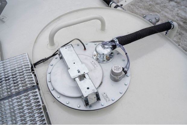 Заливная горловина с дыхательным устройством и датчиком заполнения