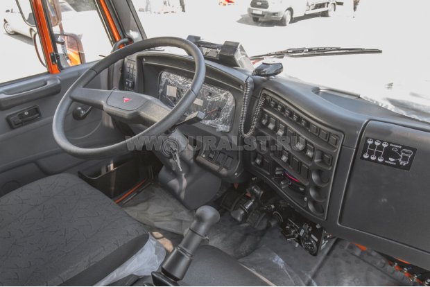 Приборная панель в кабине водителя