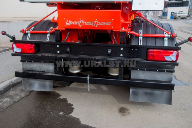 Заднее защитное устройство