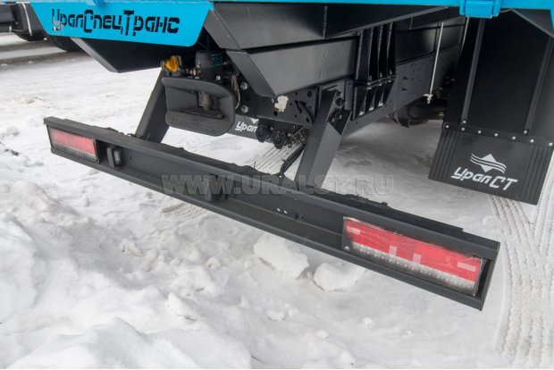 Заднее защитное устройство