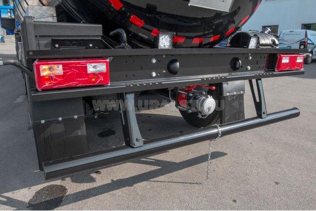 Заднее защитное устройство