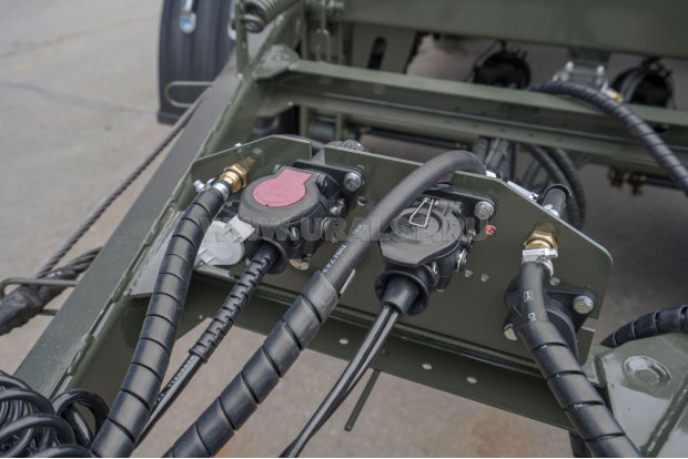 Разъемы для соединения электросистемы и пневмосистемы прицепа и тягача