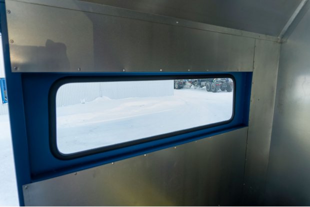 Окна на скосах фургона