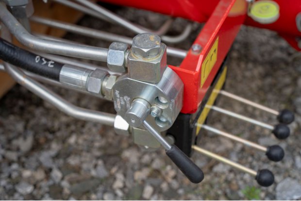 Кран переключатель гидросистемы