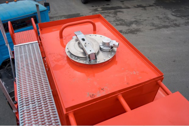 Заливная горловина цистерны