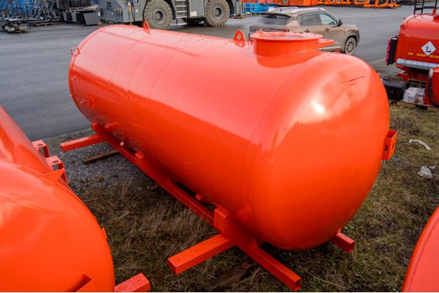 Цистерна с надрамником АКН (МВ) 10