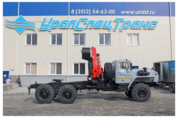 Седельный тягач Урал с КМУ