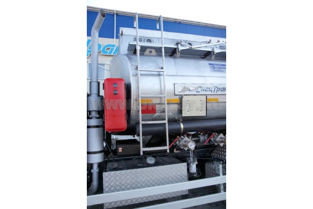 Боковая лестница на площадку обслуживания цистерны