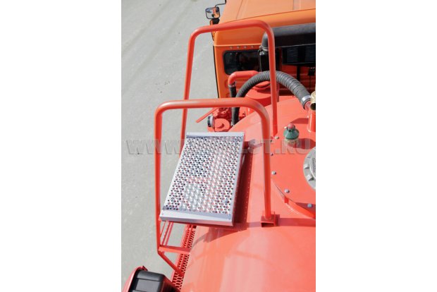 Площадка обслуживания заливной горловины цистерны