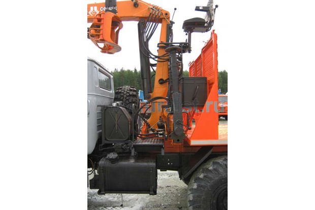 Лесовозный тягач с гидроманипулятором СФ-65С