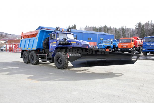 ВМКД-15 c пескоразбрасывателем и передним скоростным отвалом