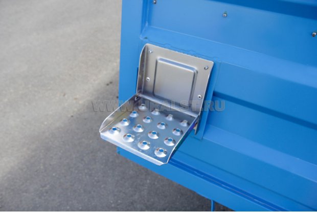 Ступенька для подъема на бортовую платформу