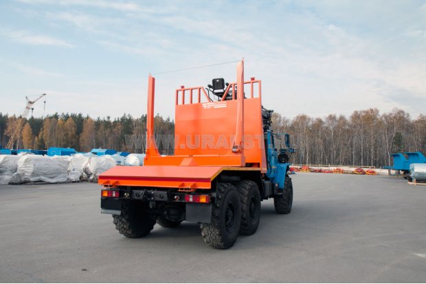 Вариант исполнения. Лесовозная платформа с высоким неоткидным коником