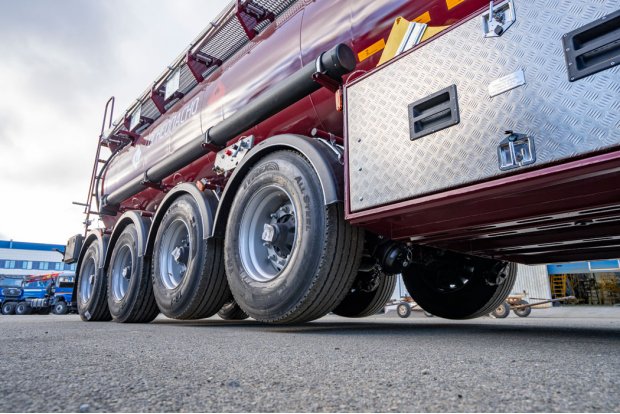 Две передние подъемные оси