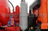 Выхлопная система нефтепромысловой автоцистерны за кабиной и вверх