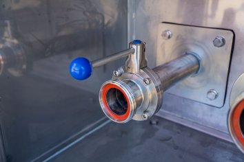 Узел подключения моющей жидкости