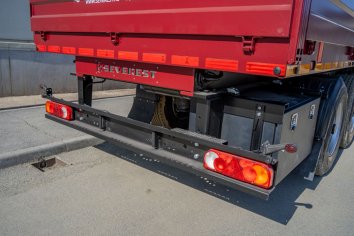 Заднее защитное устройство