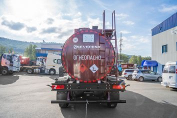 Лестница для подъема на площадку обслуживания цистерны