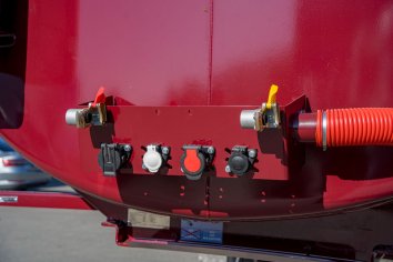 Разъемы для соединения электросистемы и пневмосистемы прицепа и тягача