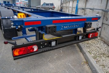 Заднее защитное устройство