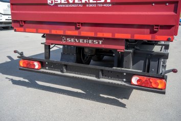 Заднее защитное устройство