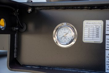 Манометр для контроля давления в пневмоподвеске