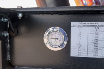 Манометр для контроля давления в пневмоподвеске