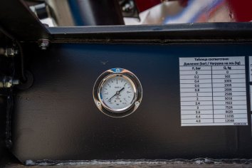 Манометр для контроля давления в пневмоподвеске