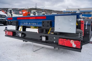 Заднее защитное устройство