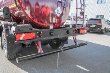 Заднее защитное устройство