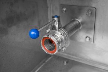 Разъем подключения к источнику моющей жидкости 