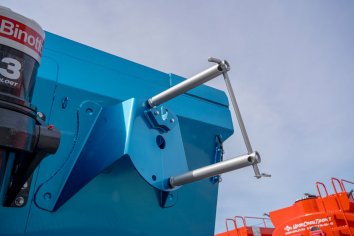 Второй держатель запасного колеса с лебедкой